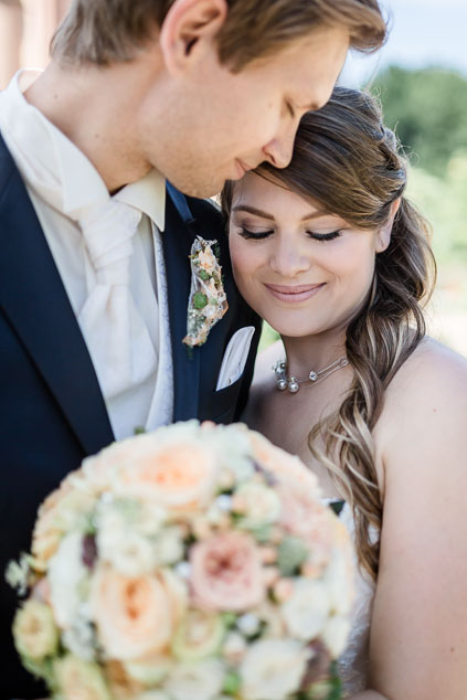 Brautstrauß Fotos Bilder Hochzeit glueckliche Braut