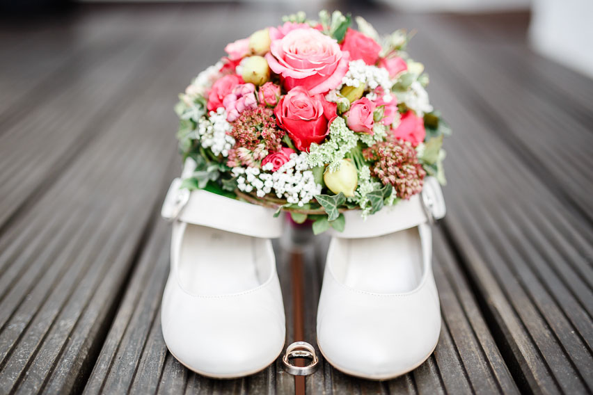 Brautschuhe Ringe Blumen Fotograf